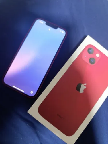 iPhone 13 vermelho com 128gb com 85% da saúde da bateria