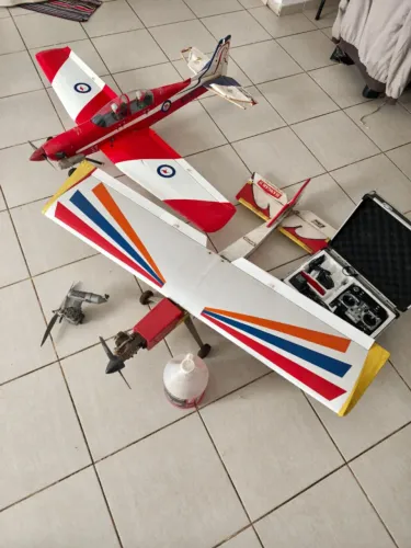 2 Aeromodelos, 3 motores, caixa de ferramentas e rádio controle