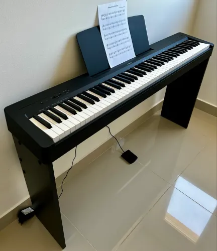 Kit piano digital Yamaha P145 estante suporte Opus Ep200 cor Preto