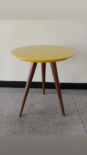 Mesinha de canto laqueado com vidro transparente
