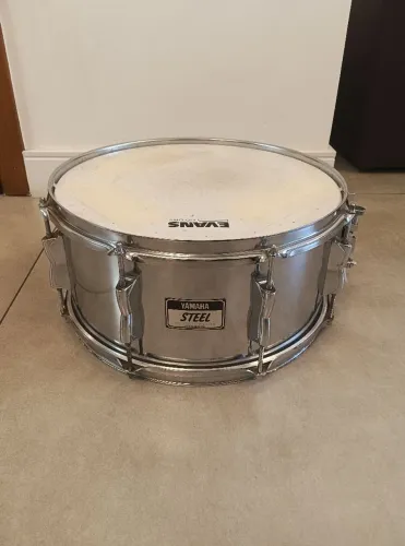 ## Caixa de bateria Yamaha Steel Shell 14x6,5, anos 90, excelentes condições gerais!!