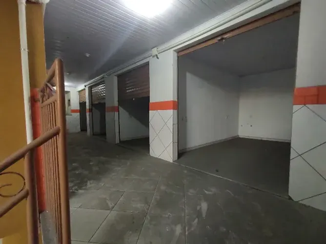 Aluga-se espaço de galeria com 15 lojas no centro de Realengo.
