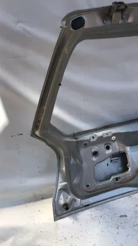 Tampa Traseira Fiat Palio Fire 2001/2006 com detalhe
