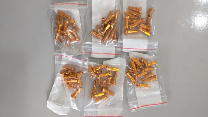 72 niples dourados em alumínio.