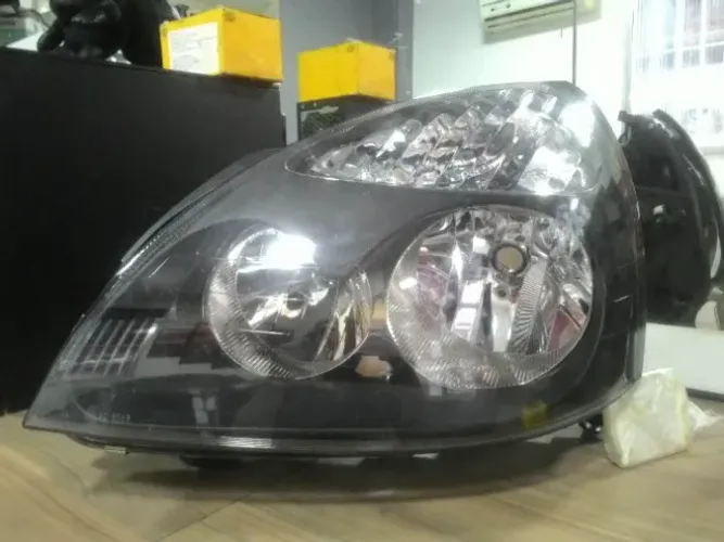 Farol Esquerdo Renault Clio Máscara Negra 2003 a 2012  *8