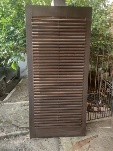 Porta de madeira estilo veneziana