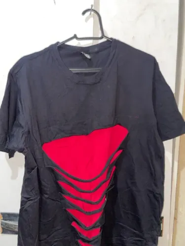 CAMISA PRETA E VERMELHA COM DETALHES DE CORTE