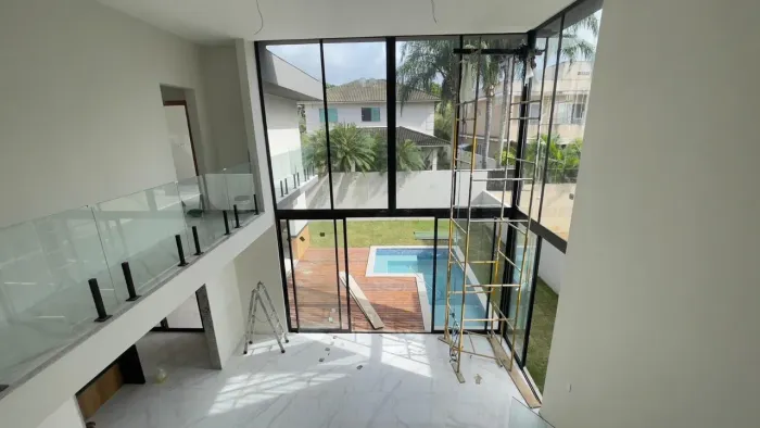 Casa recém construída Alphaville Litoral Norte 1, 5 suítes, piscina.