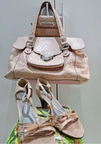 Conjunto de bolsa, sandália número37, carteira, marca andarella, em couro 