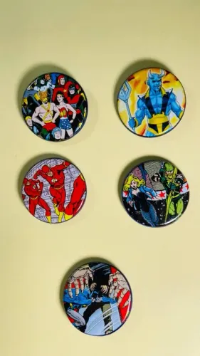 Lote 5 bottons / broches (diâmetro 3 cm): Flash / Batman / Canário Negro / Arqueiro Verde