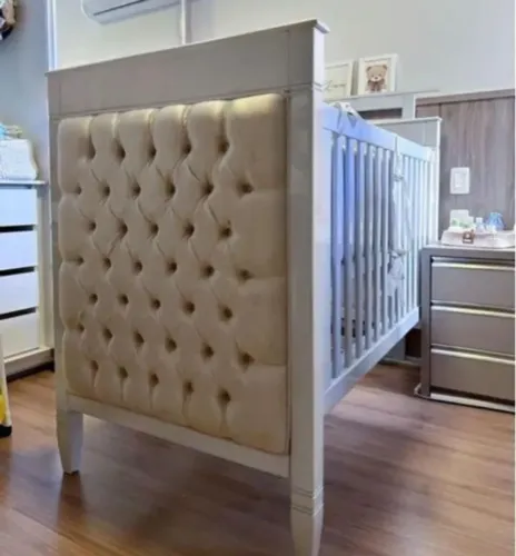 Berço , e carrinho com bebê conforto . 