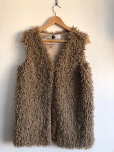 Colete de pelúcia marrom