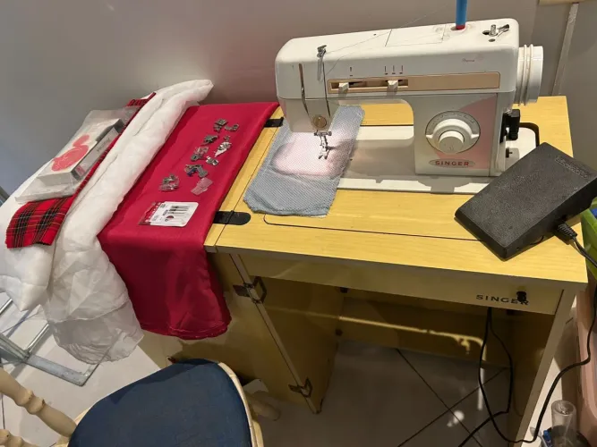 MAQUINA DE COSTURA SINGER, COM GABINETE, CADEIRA E ACESSÓRIOS