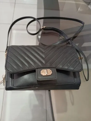 Bolsa de Ombro Preta com Detalhes em Chevron