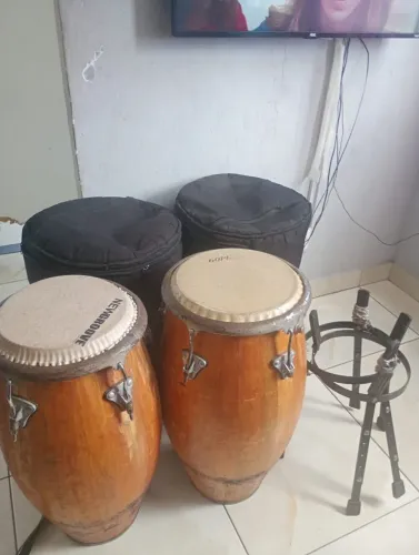 Vendo conga Bauer!<br>Vem com pele sintética, <br>Capa de proteção e os pés.<br>R$ 2.500