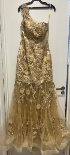 Vestido de Festa Dourado - Luxo e Elegância