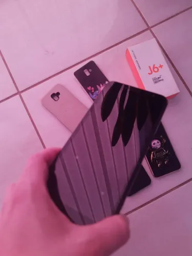 Celular J6+ para retirada de peças