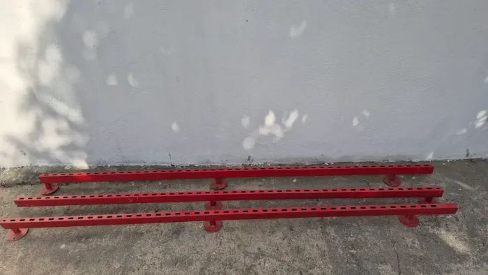 Arara de Parede Vermelha