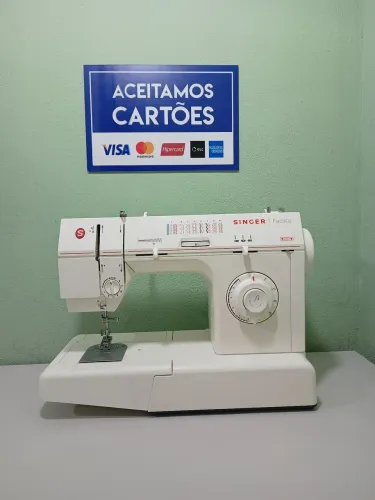 Máquina de costura Singer facilita semi-nova.