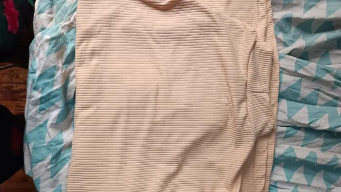 Camisa mangá longa com gola no pescoço