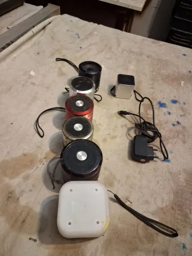Lote de caixas Bluetooth. Só a quadrada esta funcionando. As outra para consertar 