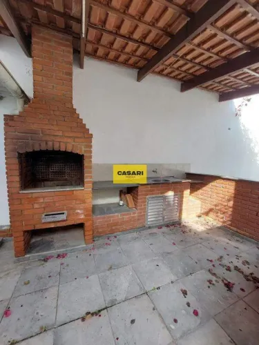 Casa com 3 dormitórios, 1suíte, 6vagas de garagem ,salão de festas , edícula e espaço gour