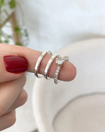 Anel de prata com design moderno e elegante