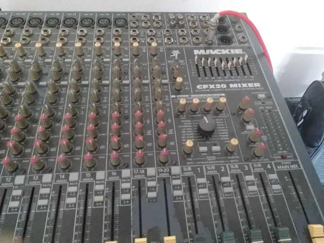 Mesa de Som Mackie CFX20
