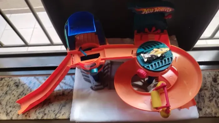 Pista Hot Wheels Lava Jato Bolhas com carrinho que muda de cor