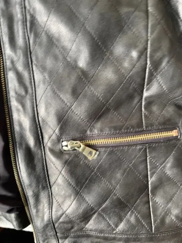 Jaqueta de Couro Preta com Detalhes Acolchoados