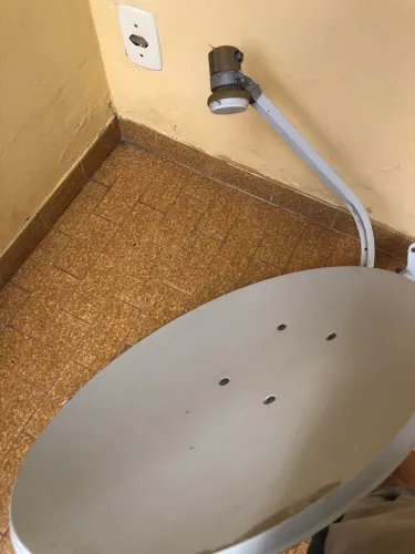 Antena parabólica e receptores claro