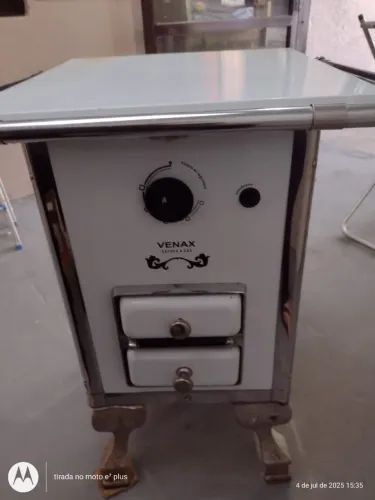 Fogão estilo a lenha, mas é a gás