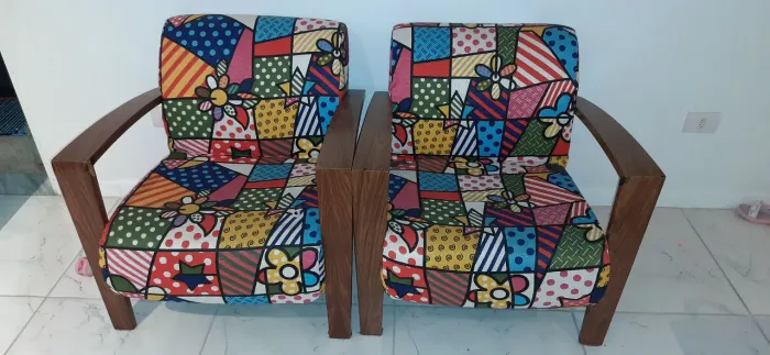 Par de poltronas estilo Romero Brito