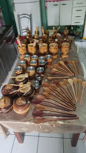 pilão,caneca de madeira e farinheira