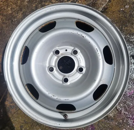 Roda de ferro Duster aro16 seminova até 10x de R$23,00 no cartão de crédito