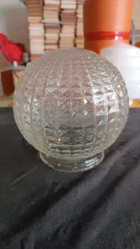 Lustre globo antigo em vidro no formato de bico de jaca. 