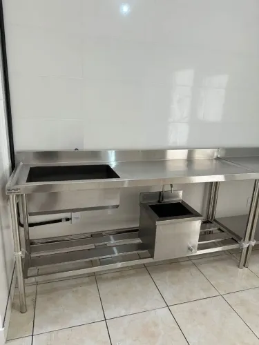 Pia e bancadas em aço inox