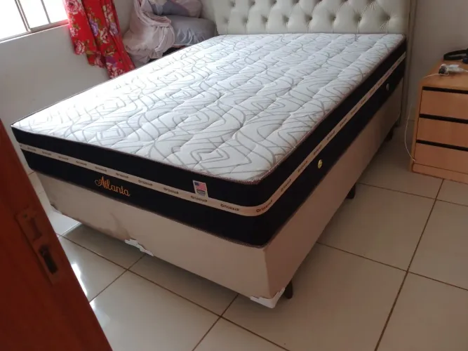 Colchão tamanho Queen , temos molas e espuma