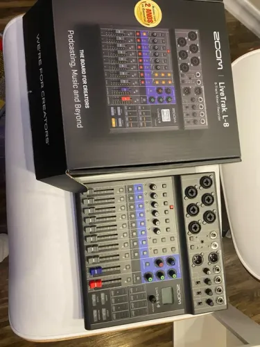 Zoom LiveTrak L-8 - Mixer/Gravador 8 Canais