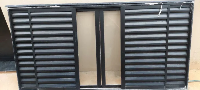 Veneziana de Alumínio, preta, com vidro, sem grade