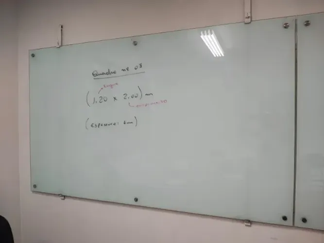 QUADRO ESCOLAR DE VIDRO E FUNDO BRANCO LEITE