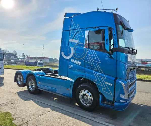 Volvo FH 460 6x2 Globetrotter Ano 25 0km Pronta Entrega Suspensão Mola Farol led Geladeira