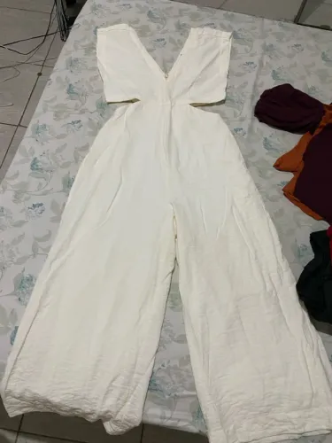 Macacão Feminino Branco com Recortes