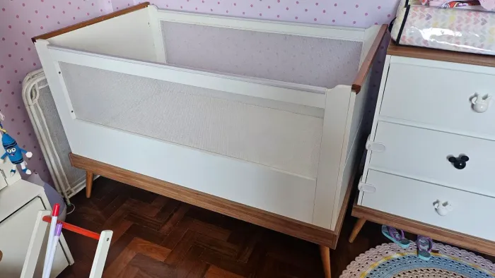 Berço 2 em 1 com tela Canção de Ninar