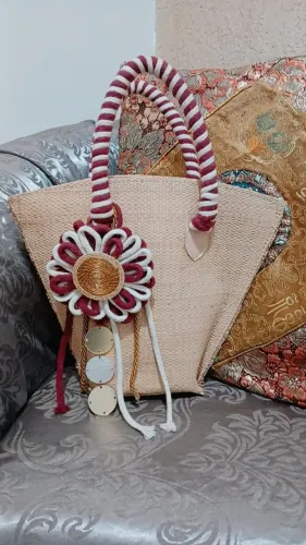 Lindaaa bolsa de mão média de palha com detalhes