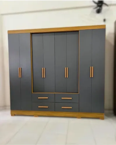 Guarda Roupa com ótimas divisórias!