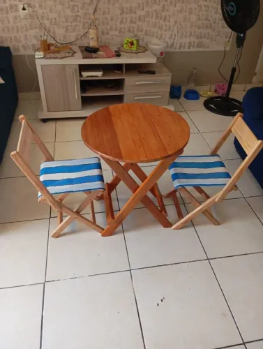 Conjunto de Mesa e Cadeiras de Madeira