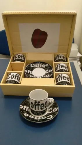 Conjunto de café em porcelana lindo e antigo para colecionadores completo 