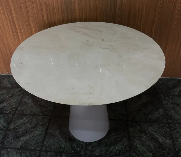 Mesa cone lateral em mármore legítimo 80 cm e base em laca branca