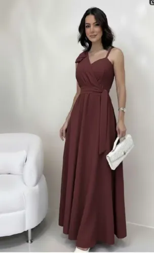 Vestido longo com laço no ombro, alça única regulável, cinto, forro e bojo